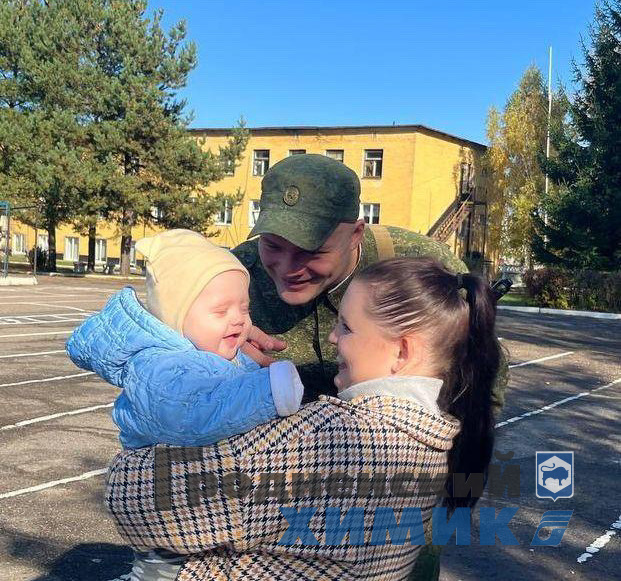 Артём Кравченко со своей семьёй.jpeg